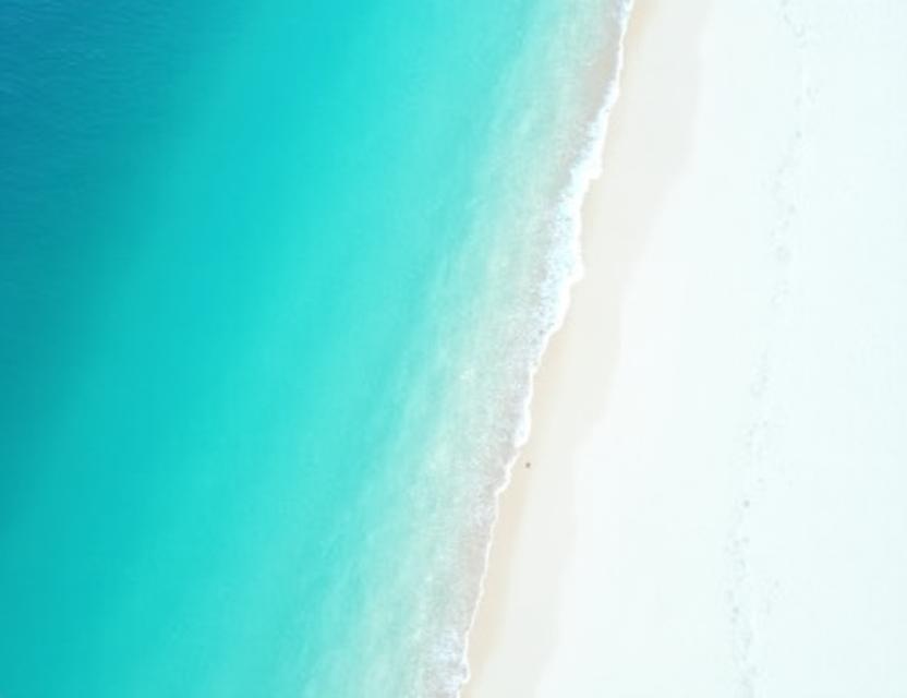 ชายฝั่งทะเลที่เงียบสงบพร้อมคลื่นกระทบฝั่ง